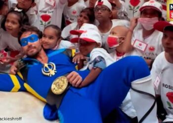 ‘फ्लाइंग जट्ट’ का कॉस्ट्यूम पहन असली सुपरहीरोज से मिले टाइगर श्रॉफ, दिल जीत रहा VIDEO