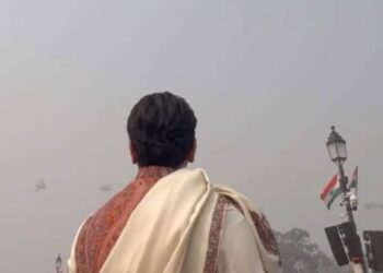 फिजिक्स क्लास में बनी लव कैमेस्ट्री, गाने से किया इंप्रेस, शादी करते ही ‘KISS’ से होने लगी दिक्कत