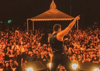 सिगरेट पर बाप ने चप्पलों से पीटा, ट्रेन में गाकर कमाए पैसे, स्ट्रगलर से बना सुपरस्टार, जानते हैं नाम?