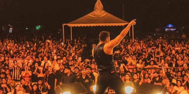 सिगरेट पर बाप ने चप्पलों से पीटा, ट्रेन में गाकर कमाए पैसे, स्ट्रगलर से बना सुपरस्टार, जानते हैं नाम?