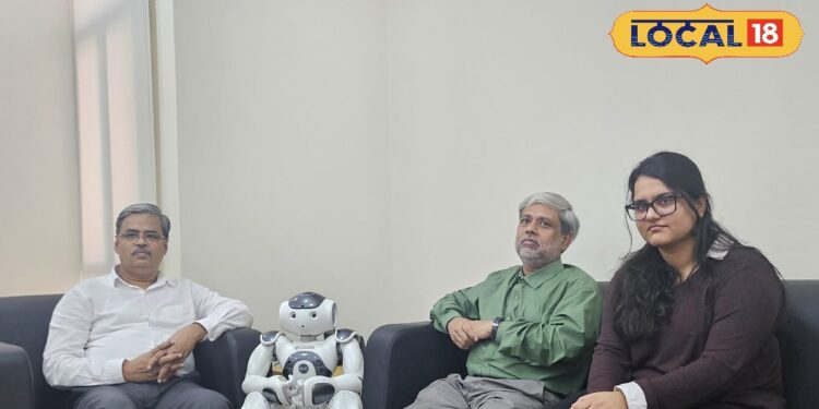 सारे रोबोटों का बाप है IIT कानपुर का नन्हा नाओ, ऑटिज्म से जूझ रहे बच्चों के लिए वरदान