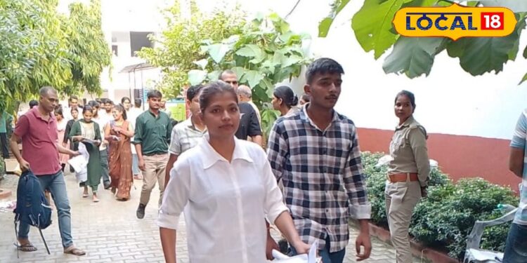 UPSSSC PET Exam : GK-GS ने छकाया, खेल और सविंधान से जुड़े सवालों ने घुमाया माथा, सुनिए एग्जाम को लेकर क्या बोले छात्र