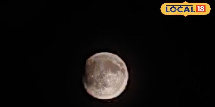 Before the lunar eclipse, the moon showed its lovely moon-like face in Sultanpur, pictures were captured in the camera.