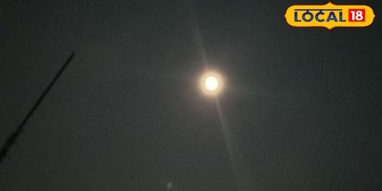 गाजीपुर की रात बनी गवाह, लाल से काले तक छाया साल का सबसे बड़ा चंद्र ग्रहण