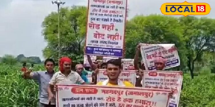 Chandauli News: चंदौली में यहां सड़क जर्जर, ग्रामीणों ने सांसद-विधायक का लापता पोस्टर लगाया, बोले- रोड नहीं तो वोट नहीं