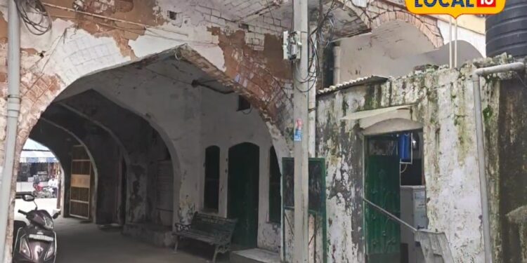 Ghaziabad News : हाईटेक सिटी का 97 साल पुराना बदहाल स्कूल… ऊंची इमारतों के बीच अधर में बच्चों का भविष्य