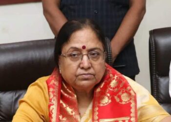 कैबिनेट मंत्री बेबी रानी मौर्य ने बुलाई मीटिंग, अधिकारी ही नहीं आए, बाहर किसानों ने काट दिया बवाल