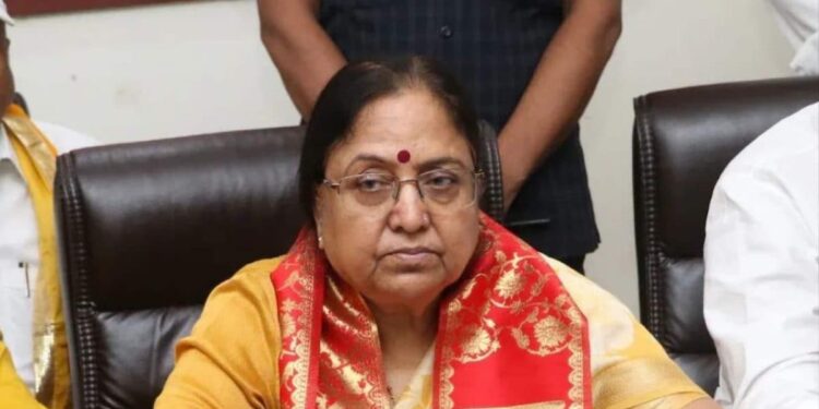 कैबिनेट मंत्री बेबी रानी मौर्य ने बुलाई मीटिंग, अधिकारी ही नहीं आए, बाहर किसानों ने काट दिया बवाल