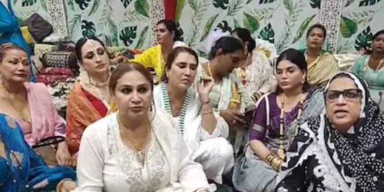 बाढ़ से तबाह आगरा, 47 साल बाद ताज के पीछे पहुंचा पानी, मददगार बने किन्‍नर, 25 लाख दान कर जीता दिल