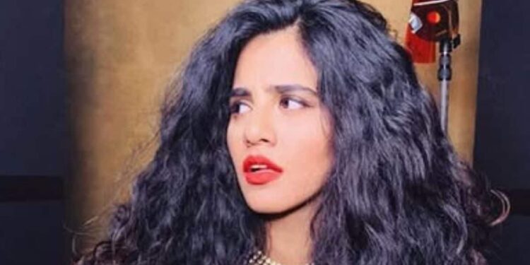 भूरे भालू के हमले का शिकार बनीं पाकिस्तानी सिंगर, बाल-बाल बचीं कुरतुलैन बलूच- ‘आराम चाहिए…’