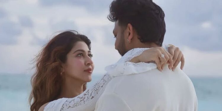 ‘देवों के देव महादेव’ की ‘पार्वती’ ने सुनाई खुशखबरी, समुद्र किनारे फ्लॉन्ट किया बेबी बंप, पति संग रोमांस की फोटो VIRAL