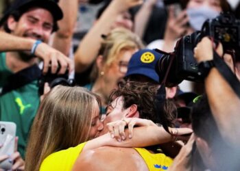 Sweden Armand Duplantis break world record: आर्मंड डुप्लांटिस ने वर्ल्ड रिकॉर्ड किया ध्वस्त, डिजायर इंग्‍लैंडर को ‘किस’ कर मनाया जश्न