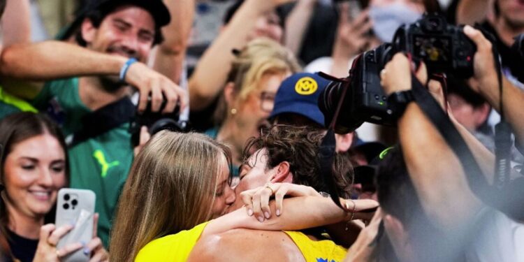 Sweden Armand Duplantis break world record: आर्मंड डुप्लांटिस ने वर्ल्ड रिकॉर्ड किया ध्वस्त, डिजायर इंग्‍लैंडर को ‘किस’ कर मनाया जश्न