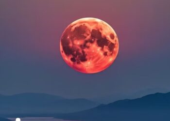 लखनऊ की रात होगी खास, आज आसमान में दिखेगा खून जैसा लाल चांद, इस समय कर सकेंगे दीदार