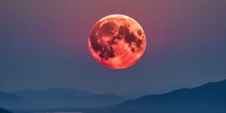 लखनऊ की रात होगी खास, आज आसमान में दिखेगा खून जैसा लाल चांद, इस समय कर सकेंगे दीदार