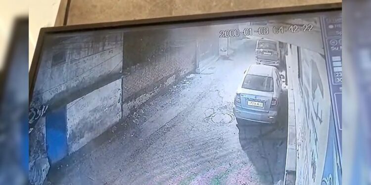 दिशा पाटनी के घर फायरिंग करने वाले हमलावर CCTV में हुए कैद, देखें वीडियो