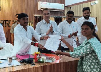 सोनभद्र. समाज कल्याण राज्य मंत्री व डीएम ने पांच कनिष्ठ सहायकों को बांटे नियुक्ति पत्र