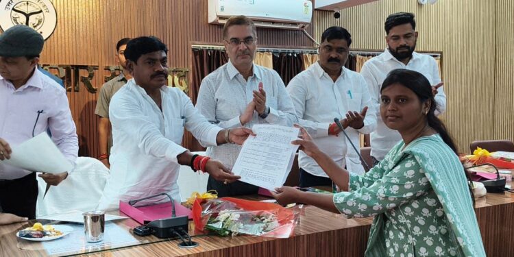 सोनभद्र. समाज कल्याण राज्य मंत्री व डीएम ने पांच कनिष्ठ सहायकों को बांटे नियुक्ति पत्र