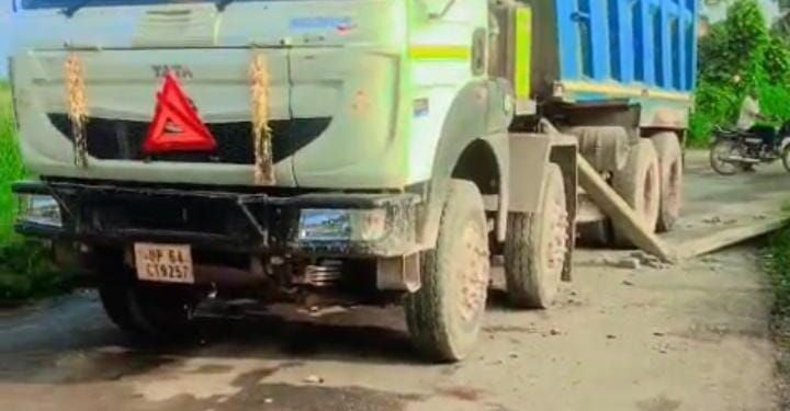 अनपरा. राख लदी हाईवा की टक्कर से बिजली का खंभा हुआ क्षतिग्रस्त
