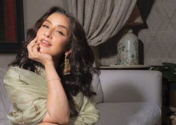 मनीषा कोइराला ने बी.पी. कोइराला को श्रद्धांजलि, नेपाल में बैन का विरोध