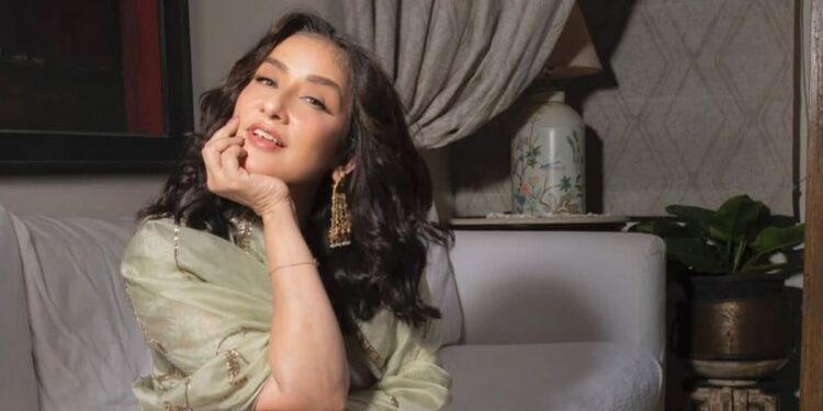 मनीषा कोइराला ने बी.पी. कोइराला को श्रद्धांजलि, नेपाल में बैन का विरोध