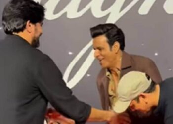 मनोज बाजपेयी के पैर छूते दिखे जयदीप, विजय, अनुराग और विनीत