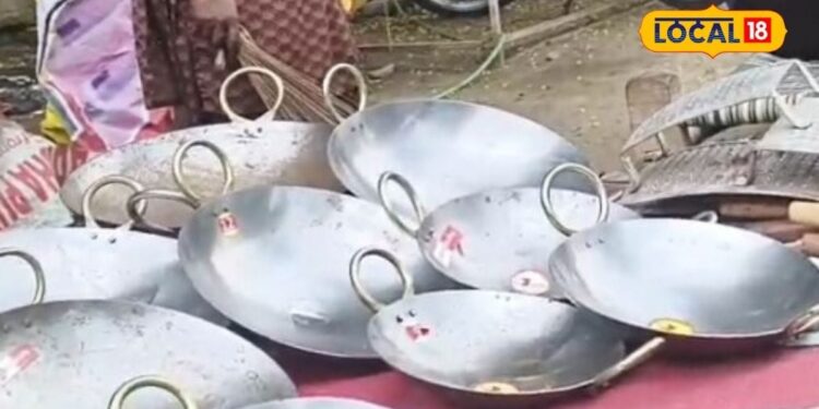 Farrukhabad News: देखने वाला दंग रह जाए! टीन की चादर पर हथौड़ी से बनते है ये खूबसूरत घरेलू सामान, जानिए कीमत