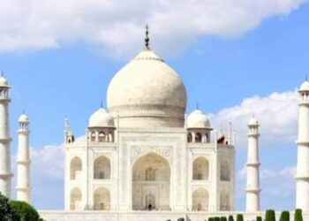 स्कूल से भागकर 2 बच्चे पहुंचे ताजमहल, पुलिस ने रोककर चेक किया बैग, अंदर जो मिला…