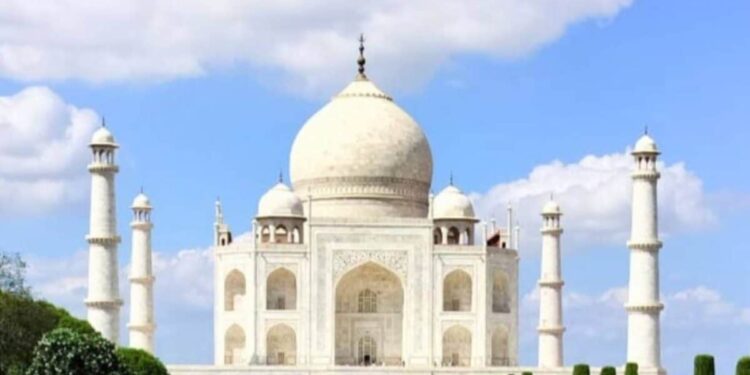 स्कूल से भागकर 2 बच्चे पहुंचे ताजमहल, पुलिस ने रोककर चेक किया बैग, अंदर जो मिला…