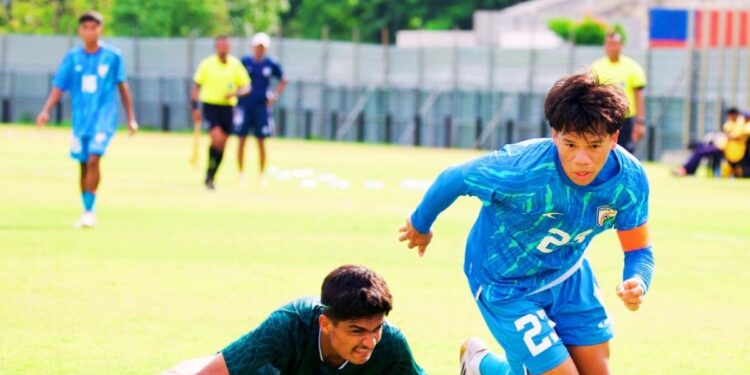 Ind and Pak Players Handshakes: SAFF चैंपियनशिप में भारत और पाकिस्तान के U-17 फुटबॉल खिलाड़ियों ने मिलाया हाथ