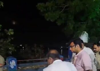 आगरा में यमुना घाट पर हादसा, नदी में गिरे लोग, रेस्क्यू ऑपरेशन जारी