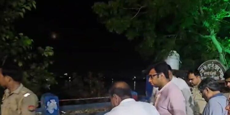 आगरा में यमुना घाट पर हादसा, नदी में गिरे लोग, रेस्क्यू ऑपरेशन जारी