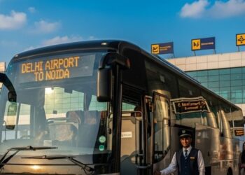 एयरपोर्ट जाने के लिए कैब बुुक करने की झंझट खत्म, जानें ग्रेटर नोएडा वालों के लिए शुरू हो रही है कौन सी सेवा