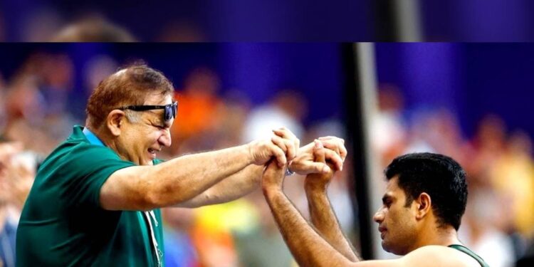 Arshad Nadeem: ओलंपिक्‍स में जिसने दिलाया एकमात्र गोल्‍ड, उसी अरशद नदीम के कोच पर पाकिस्‍तान में क्‍यों लगा आजीवन बैन?