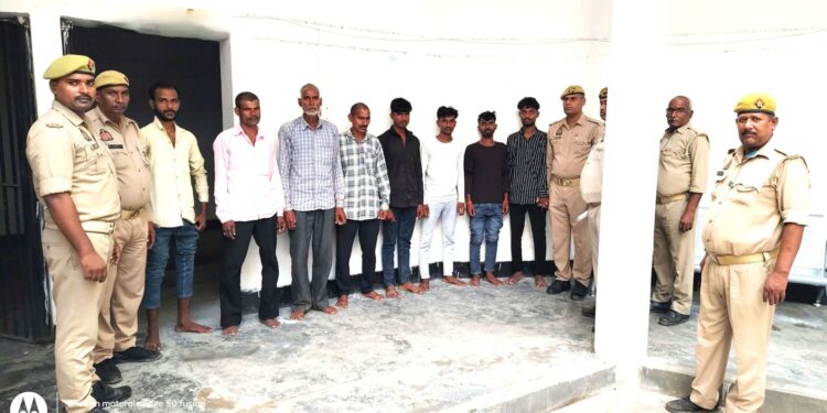 चोपन. पुलिस ने शांतिभंग को देखते हुए आठ लोगों पर कार्यवाही