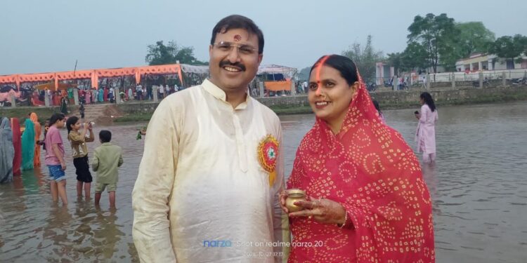 विंढमगंज. बेमौसम बारिश ने की त्यौहार में किरकिरी, बावजूद इसके घाट छठ श्रद्धालुओं से पटे रहे