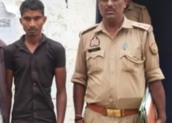 सोनभद्र. भरहरी में चोर चोरी में मस्त था, उधर ग्रामीणों पुलिस को बुला लिया