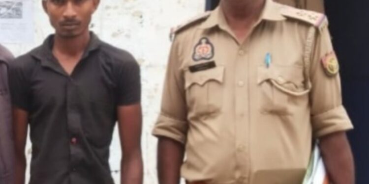 सोनभद्र. भरहरी में चोर चोरी में मस्त था, उधर ग्रामीणों पुलिस को बुला लिया