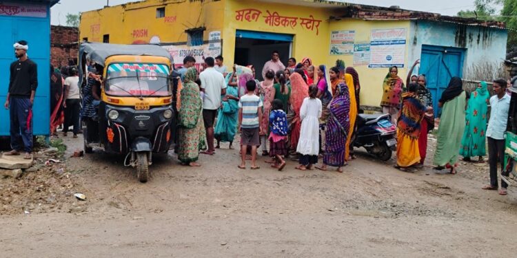 सलखन. समाचार पत्र विक्रेता के आकस्मिक निधन पर जुटे लोग