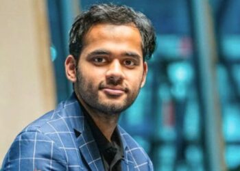 World Blitz Chess Championship: अर्जुन एरिगैसी ने मैग्नस कार्लसन को हराया, पहले दिन बनाई लीड