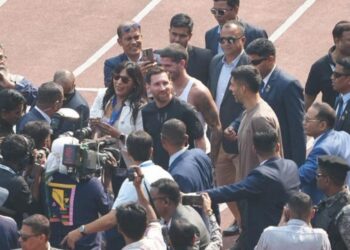 Lionel Messi left ground early: मेसी के ना मिल पाने पर फैंस भड़के, स्टेडियम में काटा बवाल