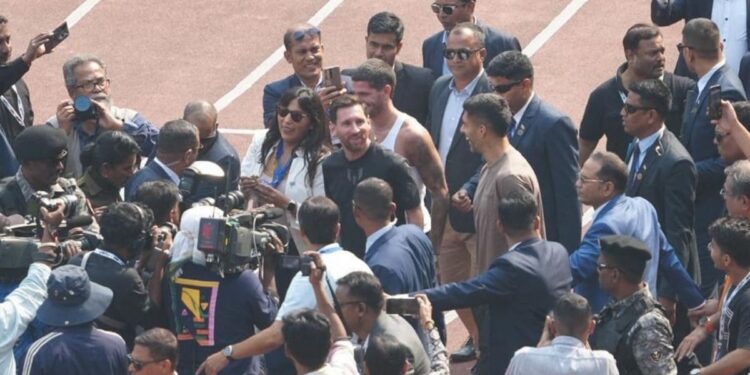 Lionel Messi left ground early: मेसी के ना मिल पाने पर फैंस भड़के, स्टेडियम में काटा बवाल