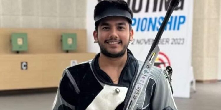 Aishwary Pratap Singh Tomar wins silver medal: आईएसएसएफ विश्व कप फाइनल के अपने डेब्यू में ऐश्वर्य प्रताप सिंह ने सिल्वर मेडल अपने नाम किया.