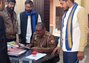 सोनभद्र. सोशल मीडिया पर आoसoपाo प्रमुख पर अभद्र टिप्पणी के मामले में पुलिस को सौंपा पत्र