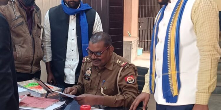 सोनभद्र. सोशल मीडिया पर आoसoपाo प्रमुख पर अभद्र टिप्पणी के मामले में पुलिस को सौंपा पत्र