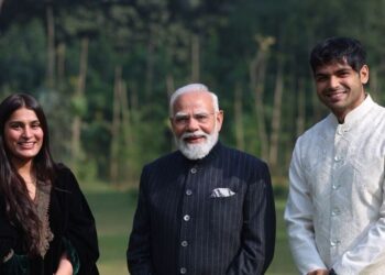 PM Modi met with Neeraj Chopra: नीरज चोपड़ा ने पत्नी हिमानी संग PM नरेंद्र मोदी से की मुलाकात, इन मुद्दों पर हुई चर्चा