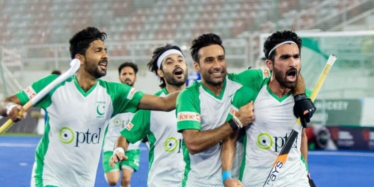 फ्लाइट के अंदर सिगरेट फूंक रहा था पाकिस्तानी टीम का मैनेजर, हुई तत्काल कार्रवाई, विमान से उतारा गया