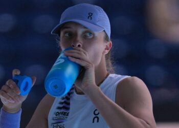 Iga Swiatek angrily: हम चिड़ियाघर के जानवर नहीं हैं… जिनकी शौच पर भी निगरानी होती है, खिलाड़ी को आया गुस्सा, रैकेट भी तोड़ डाला