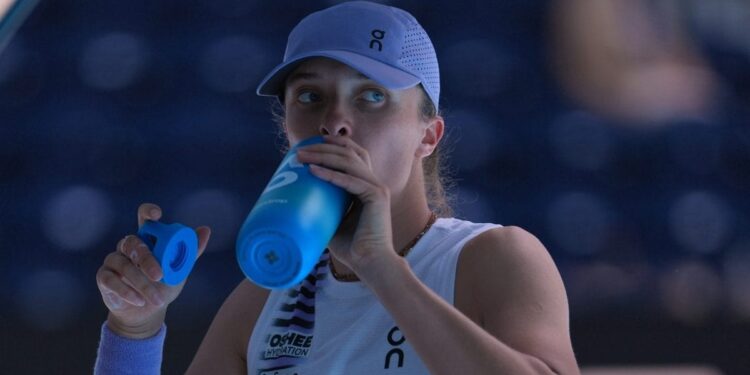 Iga Swiatek angrily: हम चिड़ियाघर के जानवर नहीं हैं… जिनकी शौच पर भी निगरानी होती है, खिलाड़ी को आया गुस्सा, रैकेट भी तोड़ डाला