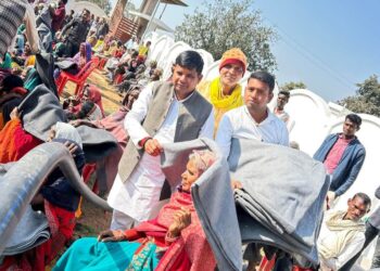 म्योरपुर. विधायक को श्रद्धांजलि देने के लिए ब्लॉक प्रमुख के आवास पर जुटी भारी भीड़, किया कंबल वितरण